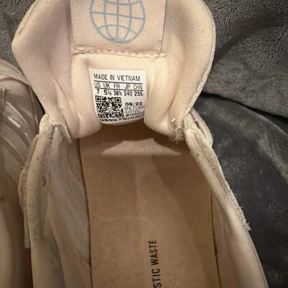 RUN 70S SHOES Adidas Women's Cream Sneakers